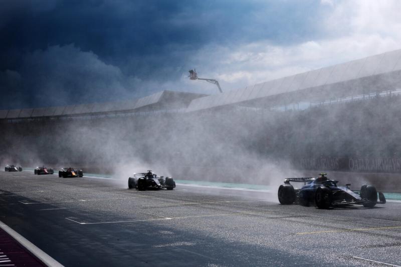 Káoszban született a győzelem, esőcseppek tánca a Silverstone-i aszfalton! A verseny izgalma, a vízpermet és a szívverés egyesülése egy igazán varázslatos pillanatban. Az esőfutam során a pilóták bátorsága és ügyessége határozta meg a sorsukat, míg a dobo