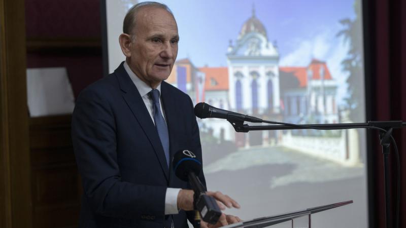 Gémesi György hangsúlyozza, hogy elengedhetetlen a vízfogyasztás tudatos csökkentése, ha el akarjuk kerülni a vízhasználat szigorítását.