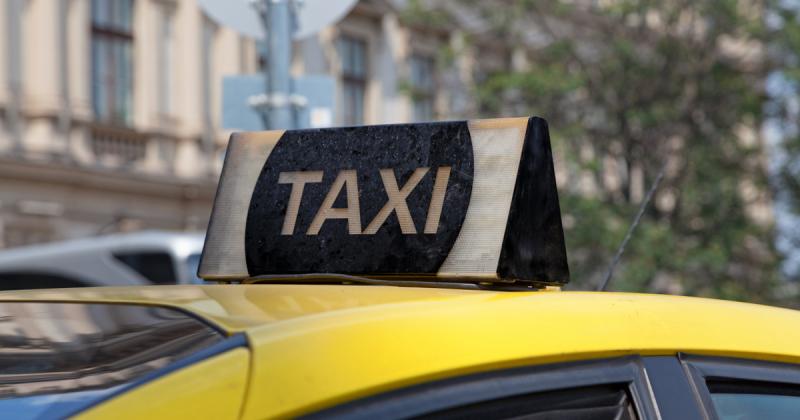Megállt a magyar nő légzése a taxiban – hihetetlen, ahogyan a sofőr reagált a váratlan helyzetre.