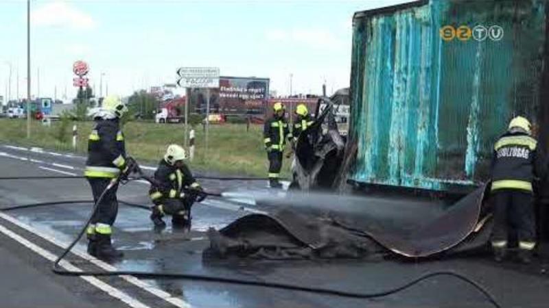 Szombathely peremén, a 86-os és 87-es főutak kereszteződésénél tűz martalékává vált egy kisteherautó.