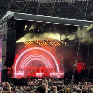 A kevesebb néha több – ez a mottó tökéletesen illik a Guns N' Roses budapesti koncertjéhez, amely nem csupán egy egyszerű zenei esemény volt, hanem egy igazi maratoni élmény. Az ikonikus rockzenekar a színpadra lépve egy olyan atmoszférát teremtett, amely