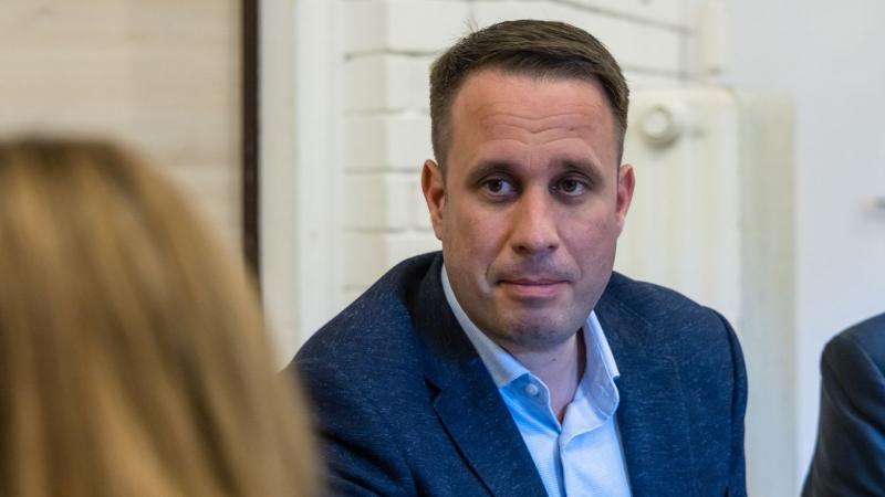 Dömötör Csaba művében Magyar Péter szerepe nem csupán a gazdák elárulásának egyszerű tettestársa, hanem egy komplex karakter, aki a társadalmi és gazdasági viszonyok összefonódásában keres választ a saját helyzetére. A történet során feltárulnak a hatalom