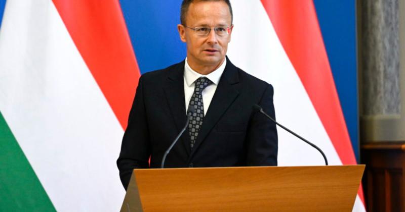Szijjártó Péter hangsúlyozta, hogy Magyarország kiemelkedő előnyöket élvez a Kínával folytatott gazdasági együttműködés révén. Az ilyen jellegű partnerségek fontos szerepet játszanak az ország fejlődésében, hiszen új lehetőségeket teremtenek a befektetése
