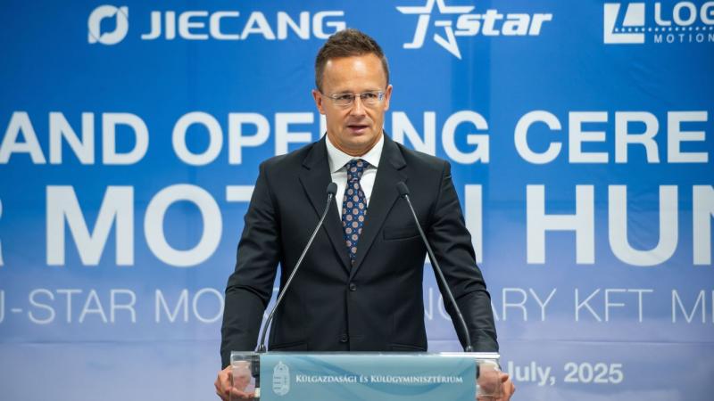 Szijjártó Péter hangsúlyozta, hogy Magyarország jelentős előnyökhöz jutott a Kínával való gazdasági együttműködés révén. Az ország számára ez a kapcsolat új lehetőségeket teremtett, amelyek hozzájárulnak a gazdasági növekedéshez és a nemzetközi piacon val