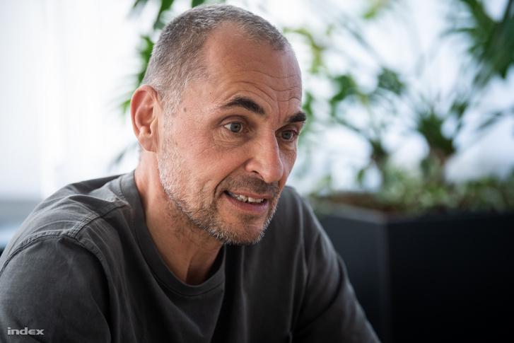 Palik László mindössze egyetlen tévés kollégáját szólítja meg magázva, és elárulta, ki az a szerencsés.
