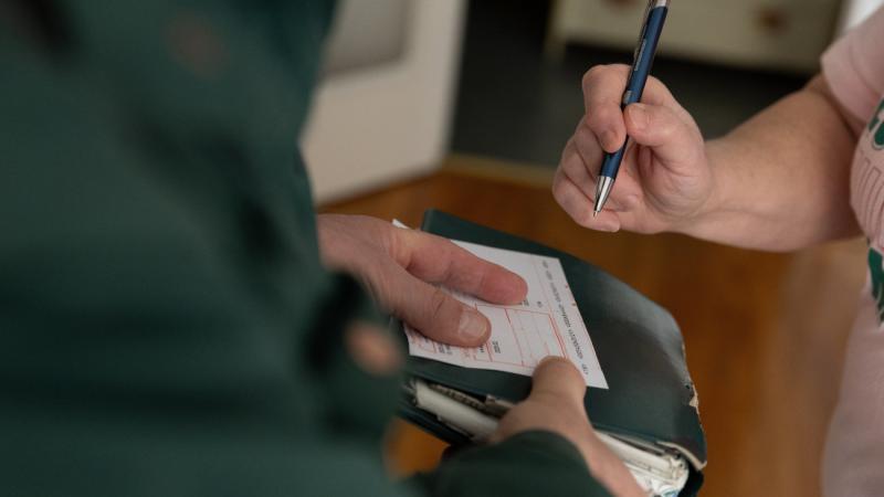 A Posta bejelentette, miként fogják eljuttatni a 30 ezer forintos nyugdíjas élelmiszer-utalványokat.