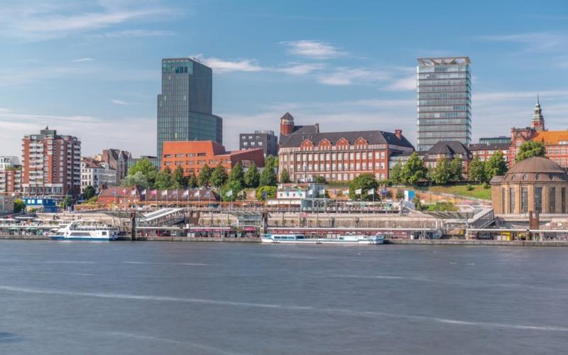 Hamburg kikötőjében egy hatalmas tűz ütött ki, amelynek megfékezésére több száz tűzoltót vezényeltek ki.