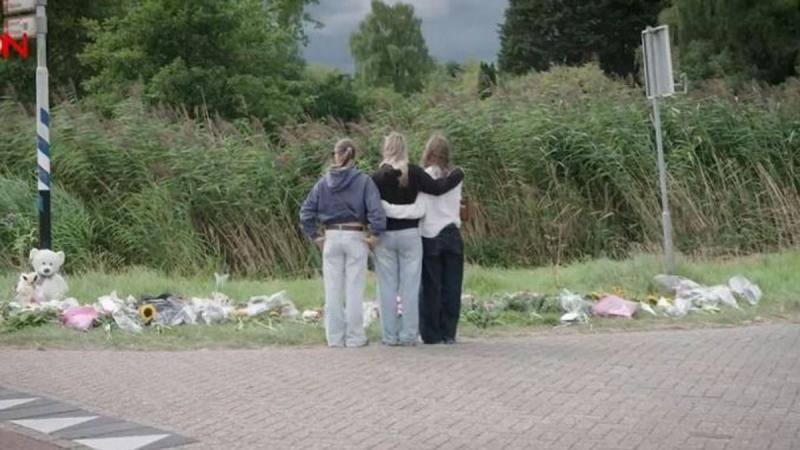 Bayer Zsolt: Liza emlékére

Liza, te voltál az élet napfénye, egy különleges lélek, aki mindannyiunk szívében nyomot hagyott. Emléked mindig velünk él, mint a legszebb pillanatok, amelyek örökre belevésődtek az emlékezetünkbe. Az együtt töltött idő minden