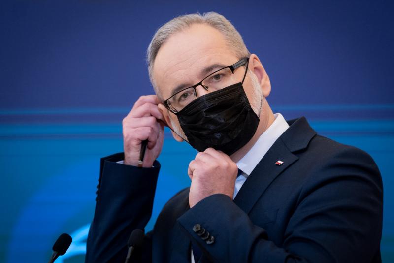 Megbántották a korábbi lengyel egészségügyi minisztert a Covid-intézkedéseiért.