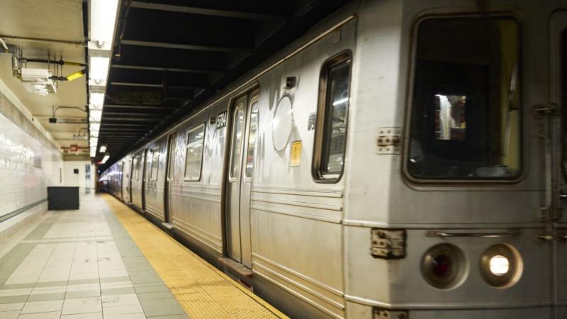 Két fiatal lány tragikus halála New Yorkban, amely a metrón kívüli utazás következményeként történt, felhívja a figyelmet a városi közlekedés veszélyeire. Az eset rávilágít arra, hogy a nagyvárosokban, ahol a forgalom és a tömegközlekedés intenzív, a figy