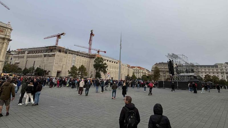 Látványos kudarcként könyvelhető el a Kossuth téren tartott esemény, ahol alig néhányan érdeklődtek Puzsér Juhász Pétert támogató demonstráció iránt.