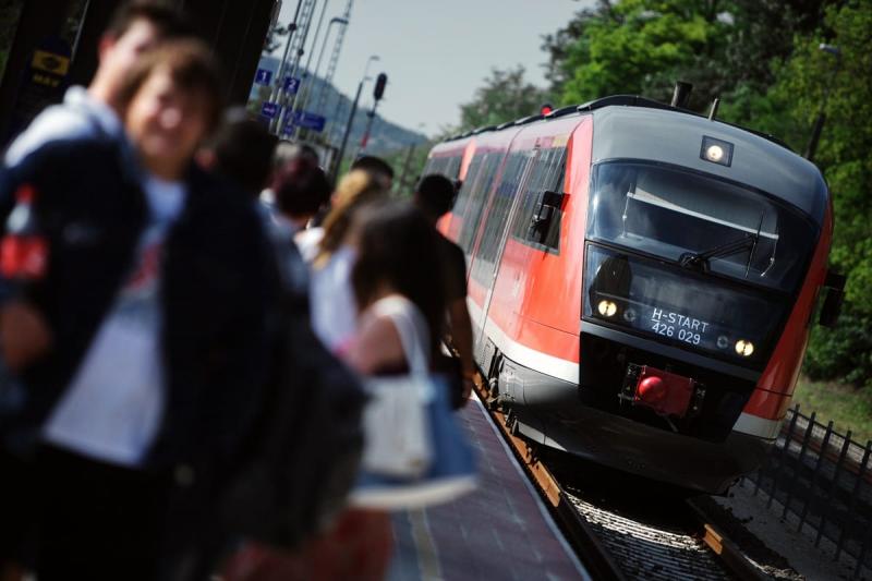 Hadházy Ákos: A felújított esztergomi vasútvonalon nem valósították meg a vonatmegállító rendszert, amelyet