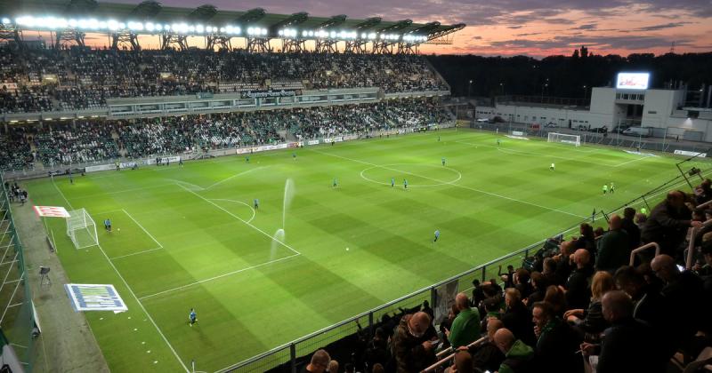 A győri futballklub súlyos következményekkel néz szembe a rasszista bekiabálások miatt, amelyek a legutóbbi mérkőzés során hangzottak el. Az incidens rávilágít a sportágban jelenlévő előítéletekre, és a klub vezetősége szigorú intézkedéseket tervez, hogy 