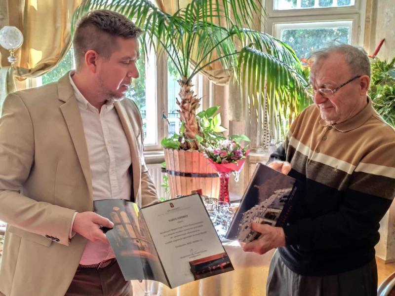 A 90. születésnapját ünneplő Vazul Györgyöt barátai és családtagjai köszöntötték otthonában, ahol meghitt és szívélyes légkör fogadta a jubilálót. Az ünnepi alkalomra sok szeretettel készült torta és emlékek idézése tette emlékezetessé a jubilálók napját.