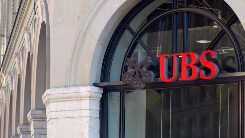 Különös felhajtás vár ránk: vajon törvénytelen volt a hatalmas bankmentés? A kérdés máris heves vitákat generálhat!