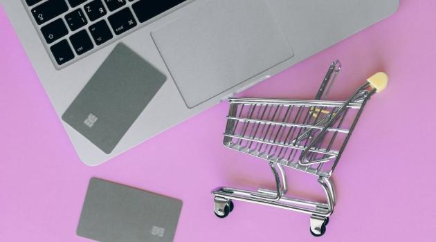 A határokon túli elérhetőség mindig is kihívást jelentett, miközben itthon a hazai webshopok folyamatosan teret vesznek.