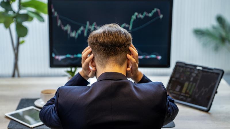 Mi okozza ezt a hirtelen zuhanást a bankoknál? A befektetők egyre inkább megrémültek, és láthatóan felerősödtek a félelmeik valami rejtett probléma miatt.