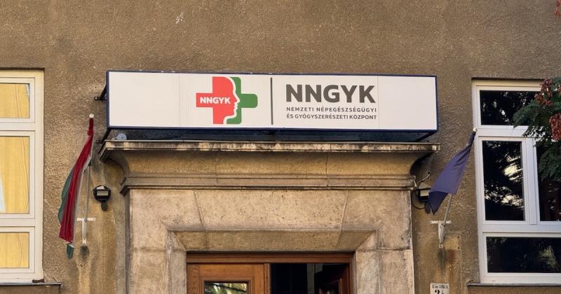Visszaélések történnek a Nemzeti Népegészségügyi és Gyógyszerészeti Központ nevével, hiszen csalók próbálnak megélni a hírnevükből. A helyzet komolyságára való tekintettel fontos, hogy mindannyian legyünk óvatosak, és ne dőljünk be a hamis információknak.