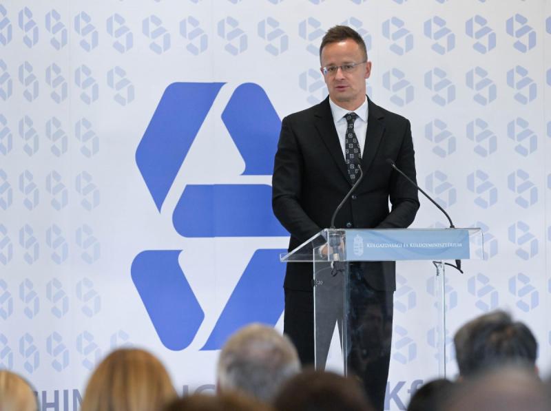 Szijjártó Péter hangsúlyozta, hogy Magyarország továbbra is nyitott arra, hogy otthont adjon a csúcsértekezletnek.