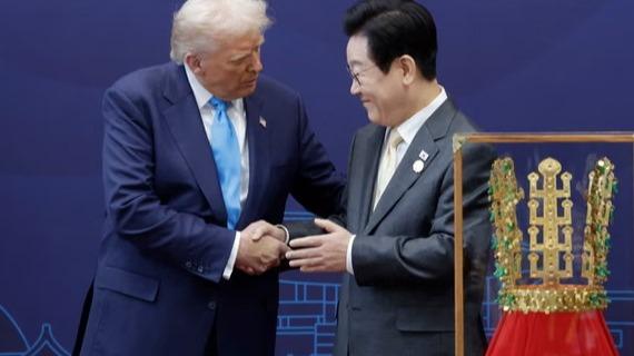 Donald Trump egy különleges ajándékban részesült Dél-Korea elnökétől: egy gyönyörű aranykoronát kapott.