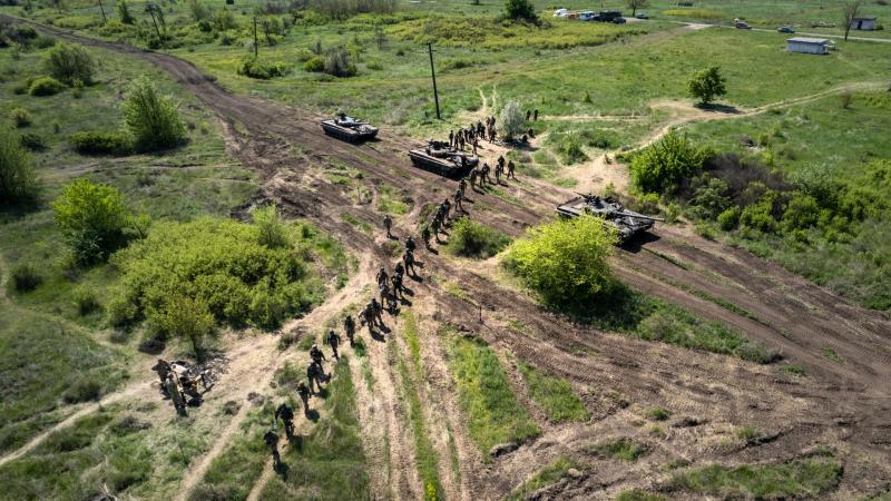 Egyre többen mondanak búcsút az orosz olajnak, miközben Ukrajna jelentős fegyverzethez jutott. Friss híreink a hétfői háborús eseményekről.