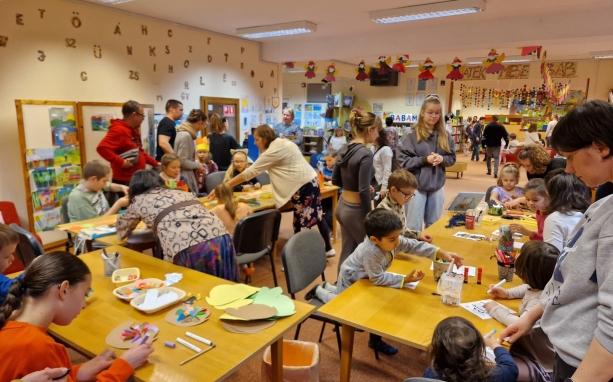 Színes őszi kavalkád a gyermekkönyvtárban

Ahogy a fák levelei aranysárgára és tűzvörösre változnak, a gyermekkönyvtár is életre kel a szezon varázsával. A polcokon sorakozó könyvek között gyerekek nevetése és izgatott suttogások hallatszanak, miközben fe
