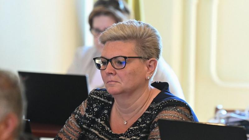 Bár a figyelmeztetések elhangzottak, a figyelmetlenség végül szinte óvodás szintű konfliktushoz vezetett.