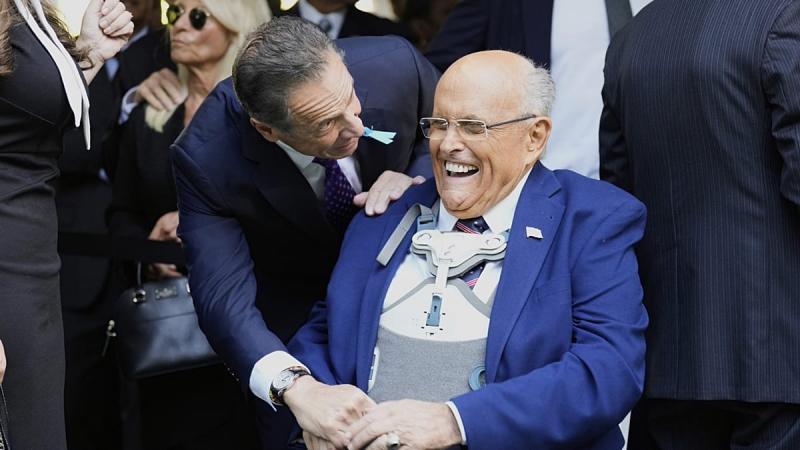 Trump kegyelmet nyújtott Giulianinak és számos más támogatójának is.