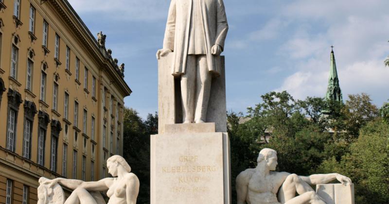 A közoktatás aranykorának megteremtője | Demokrata

Az oktatás történetének egyik legfényesebb időszakát az a személy formálta, aki forradalmi újításokkal és elkötelezett munkával tette lehetővé, hogy a tanulás mindenki számára elérhetővé váljon. E szöveg